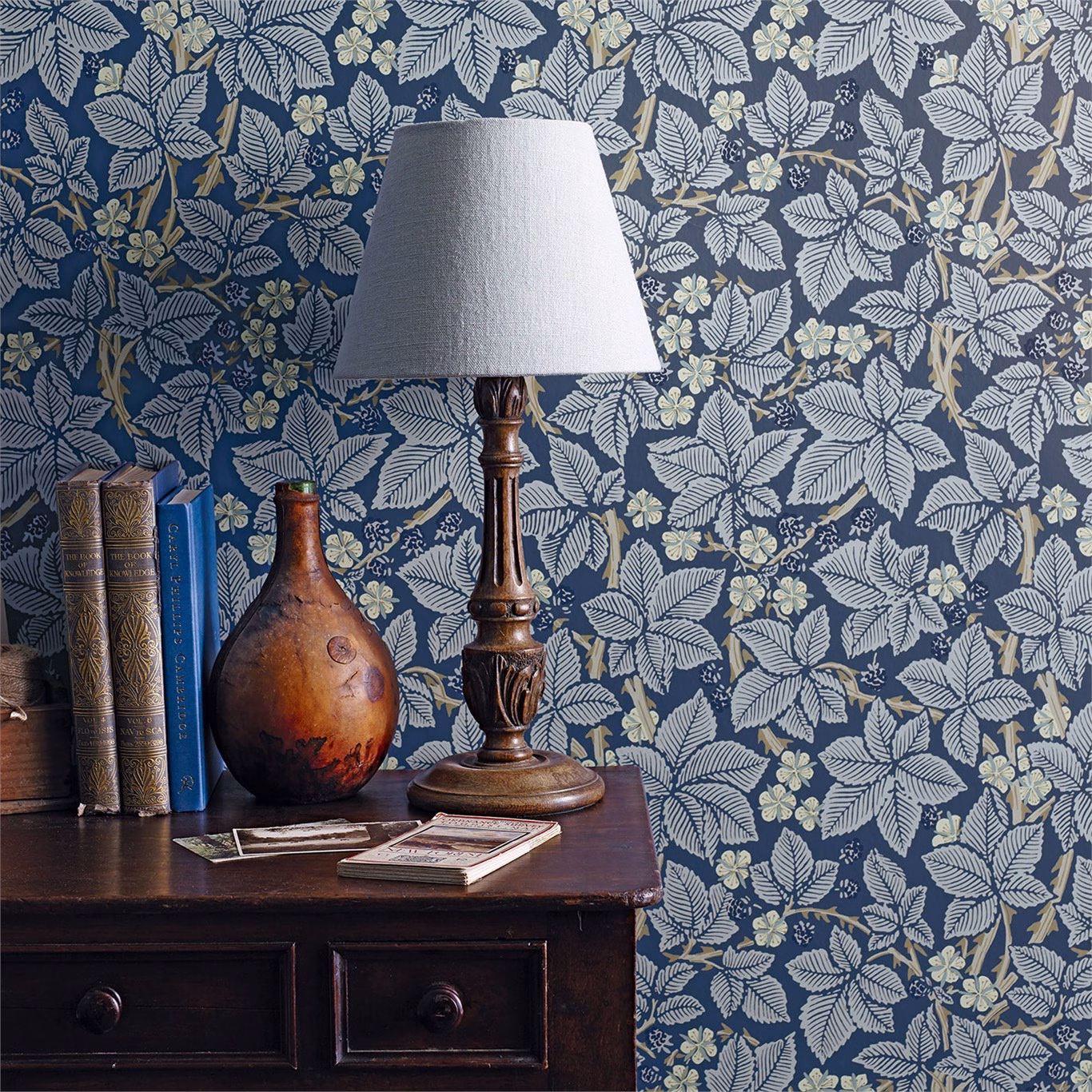 Обои Morris Archive Wallpapers III Bramble 214695 фото в интерьере